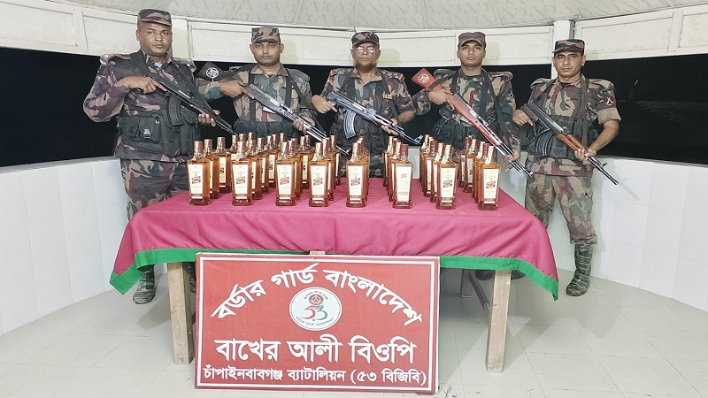 চাঁপাইনবাবগঞ্জ সীমান্তে বিদেশী মদ ও চোরাই ভারতীয় স্মার্টফোন জব্দ